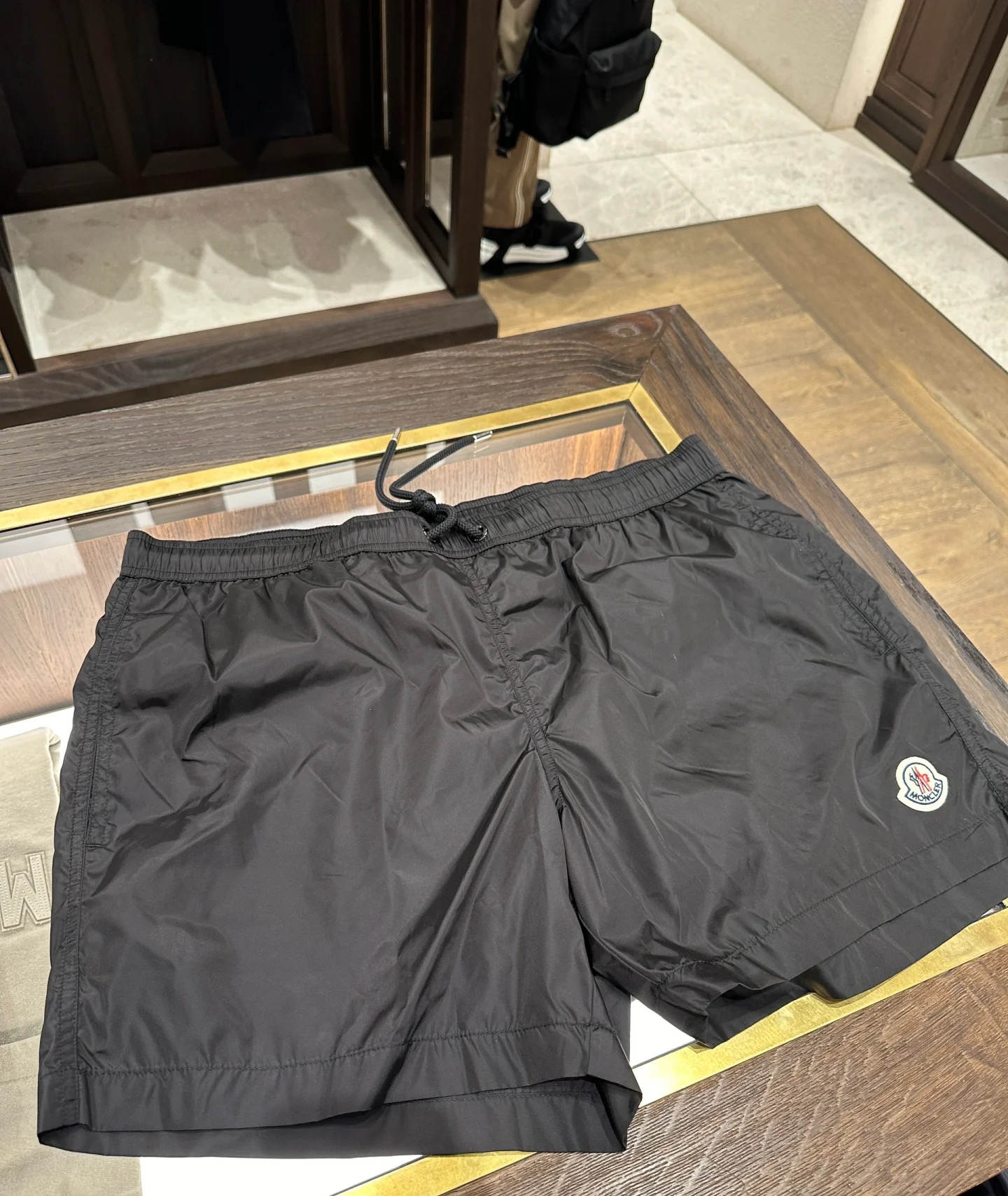 全新未使用 Moncler蒙口 经典毛毡标黑色短裤 男女同款