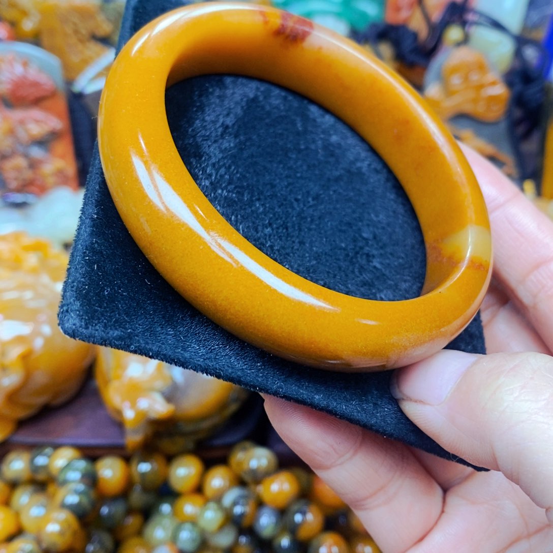未镶嵌石英质玉（黄龙玉）颈饰