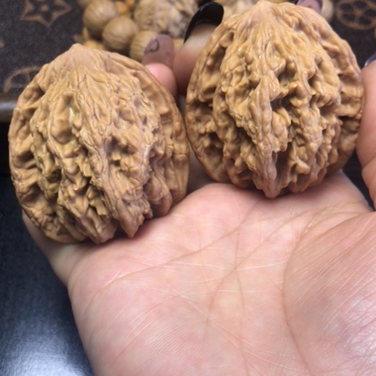 吊坠文玩核桃麦虎，有点轻微小磕尖