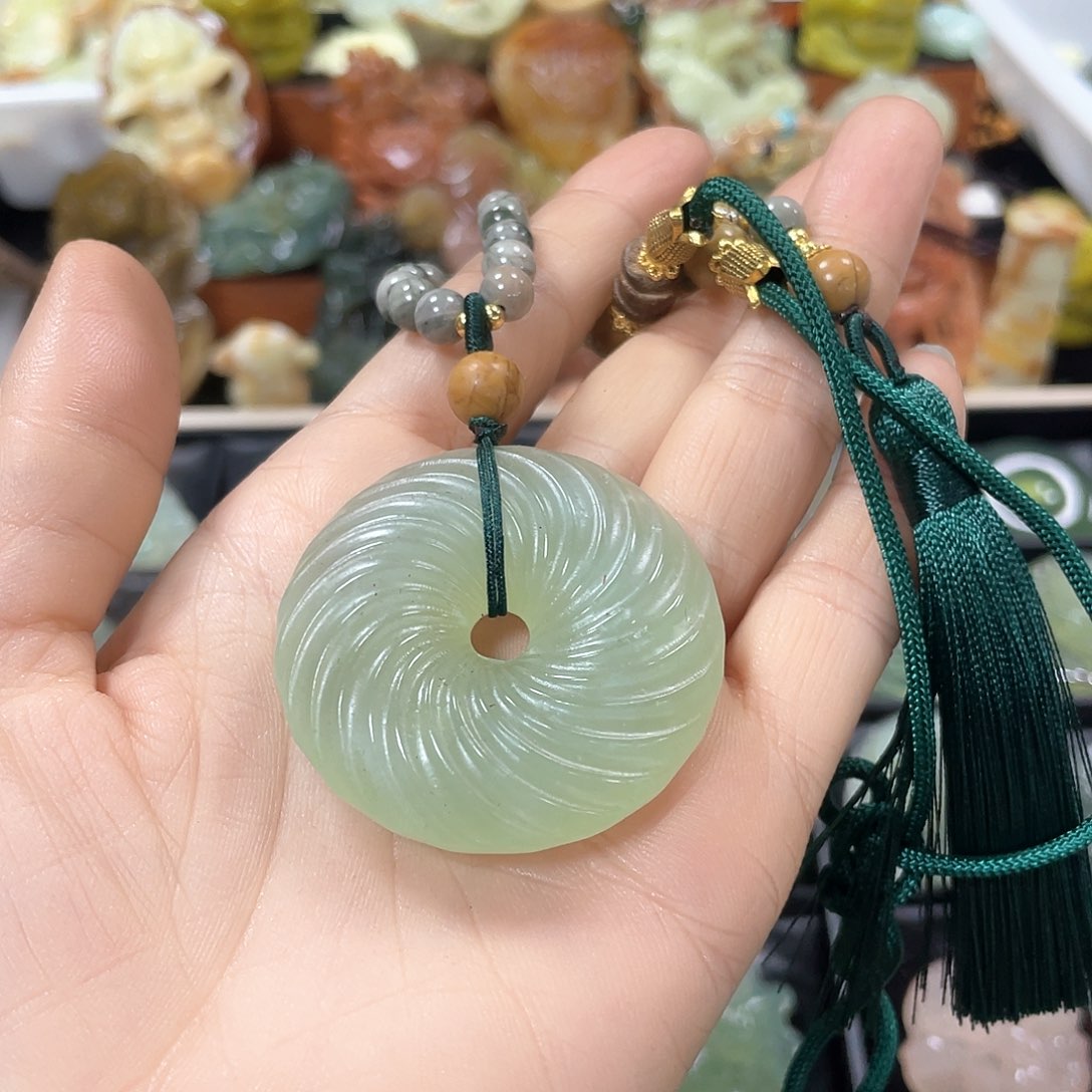 蛇纹石玉颈饰未镶嵌
