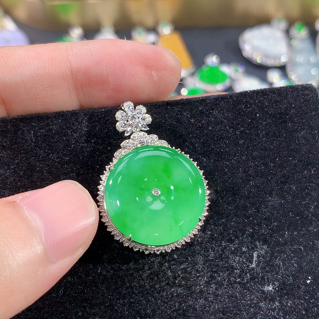 翡翠18K金镶嵌颈饰