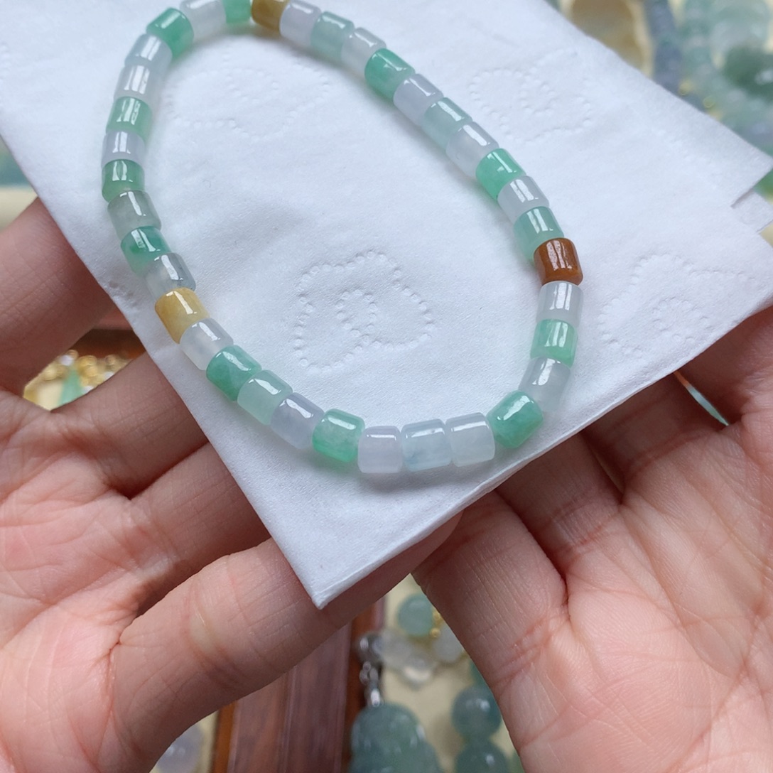 翡翠未镶嵌颈饰是