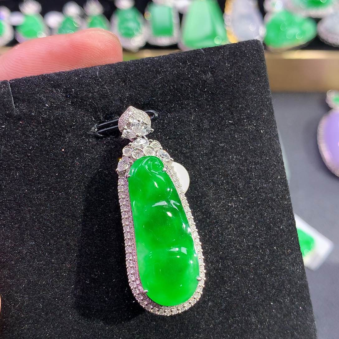 翡翠18K金镶嵌颈饰