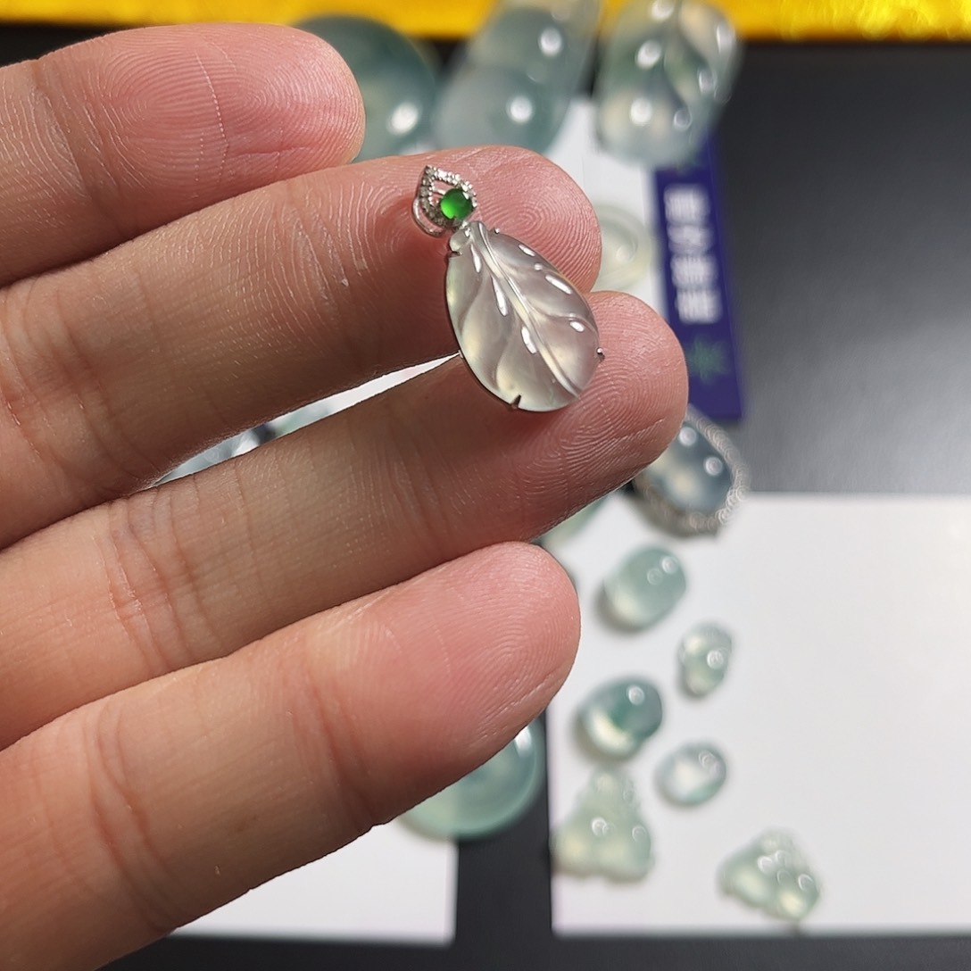 翡翠18K金镶嵌颈饰缅甸翡翠