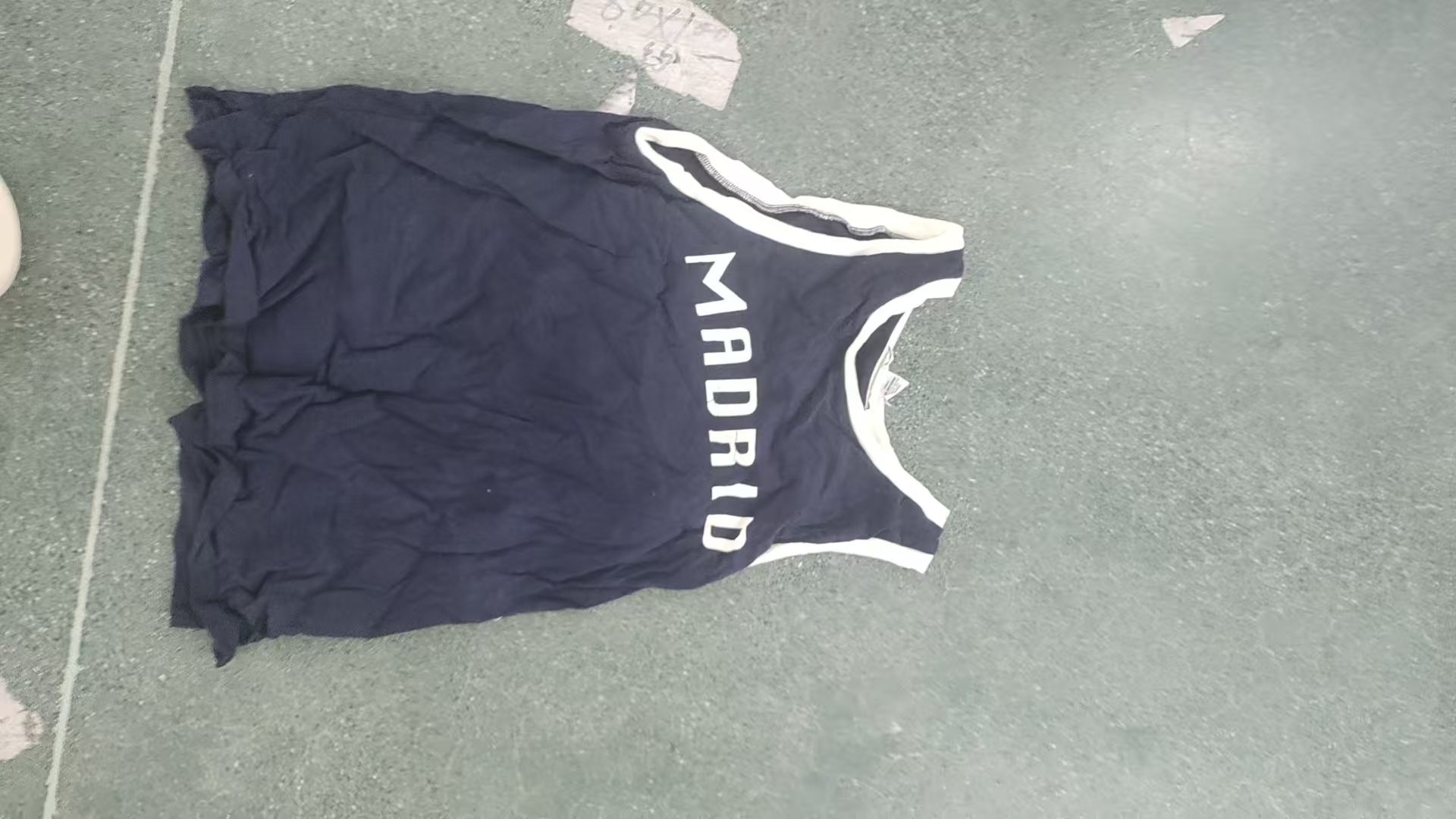 藏蓝色字母无袖款短袖上衣