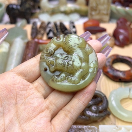 蛇纹石玉未镶嵌颈饰