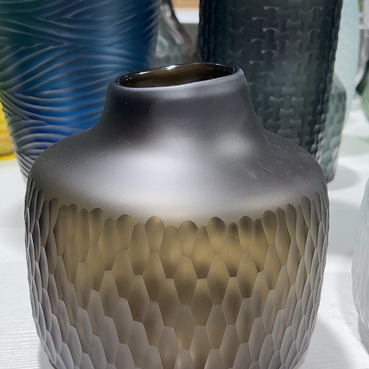 咖色磨刻花瓶花器高22口8