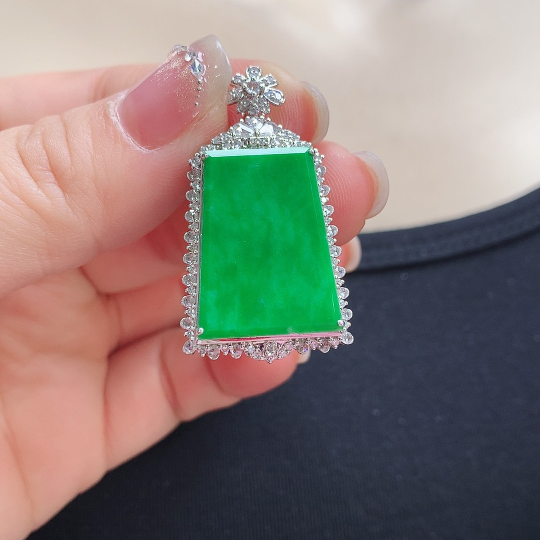 翡翠颈饰18K金镶嵌无事牌