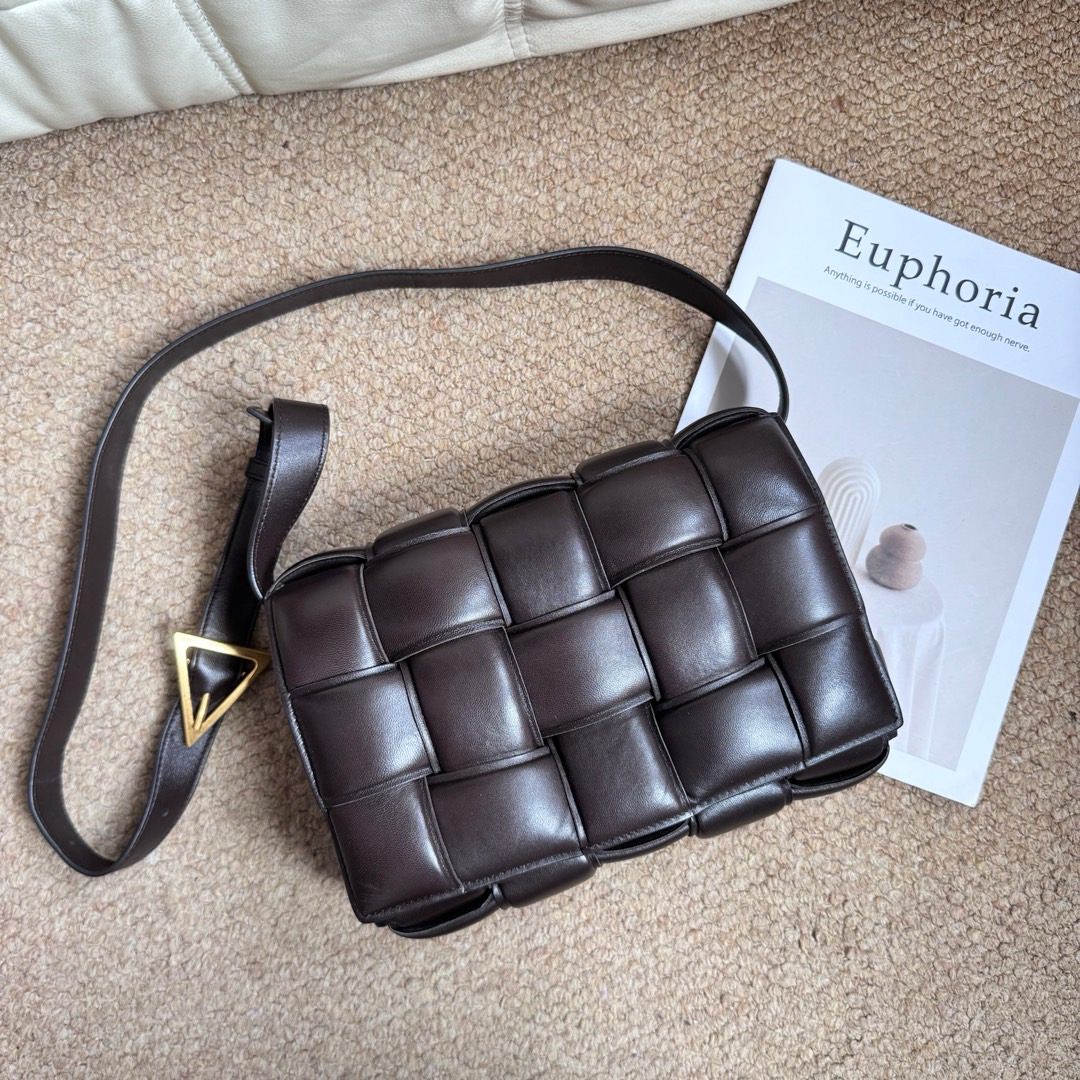 95新 BOTTEGA VENETA/葆蝶家 深巧克力色Cassette15格包626335413