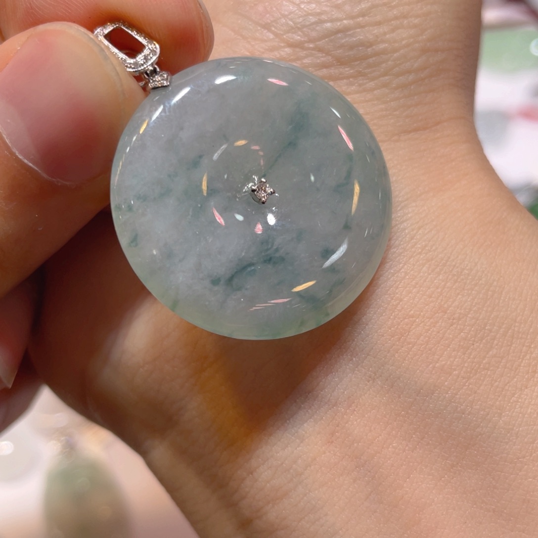 翡翠18K金镶嵌颈饰平安扣