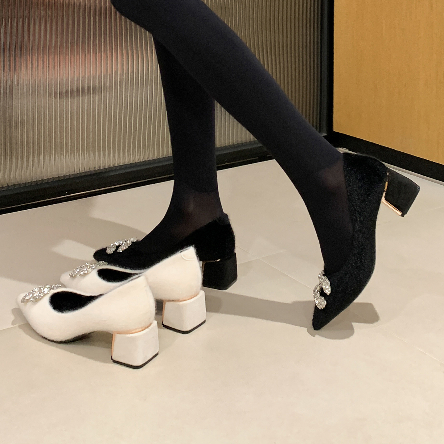 5CM秋冬加绒保暖单鞋尖头2025新款粗跟水钻方扣白色女鞋厚黑穿搭