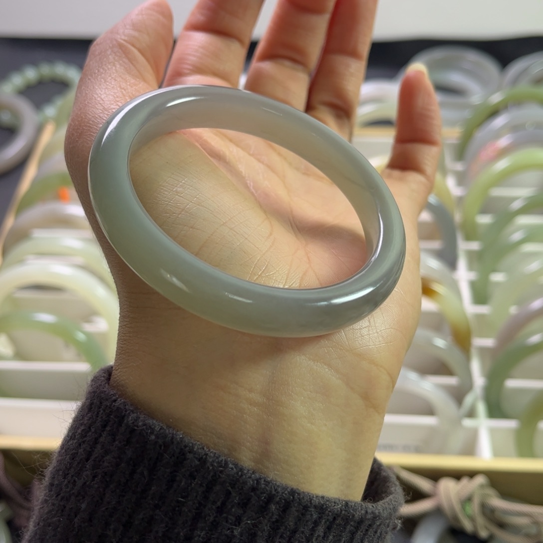 和田玉手镯56.2圈未镶嵌