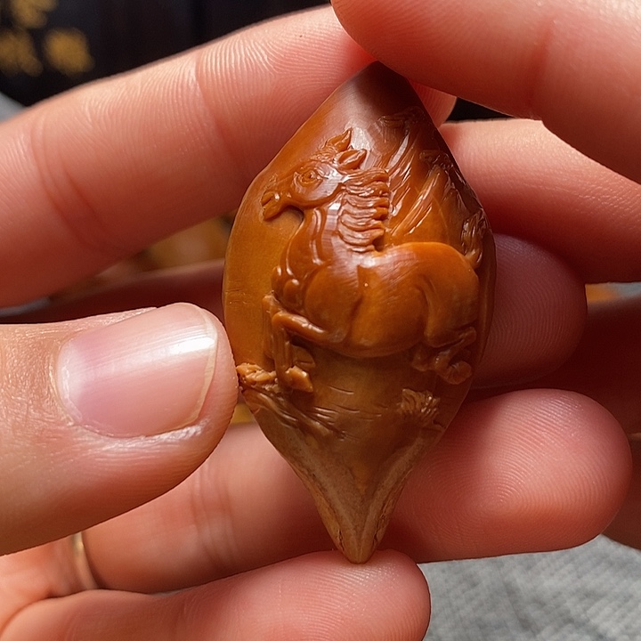 橄榄核吊坠生肖马 宽度2.4