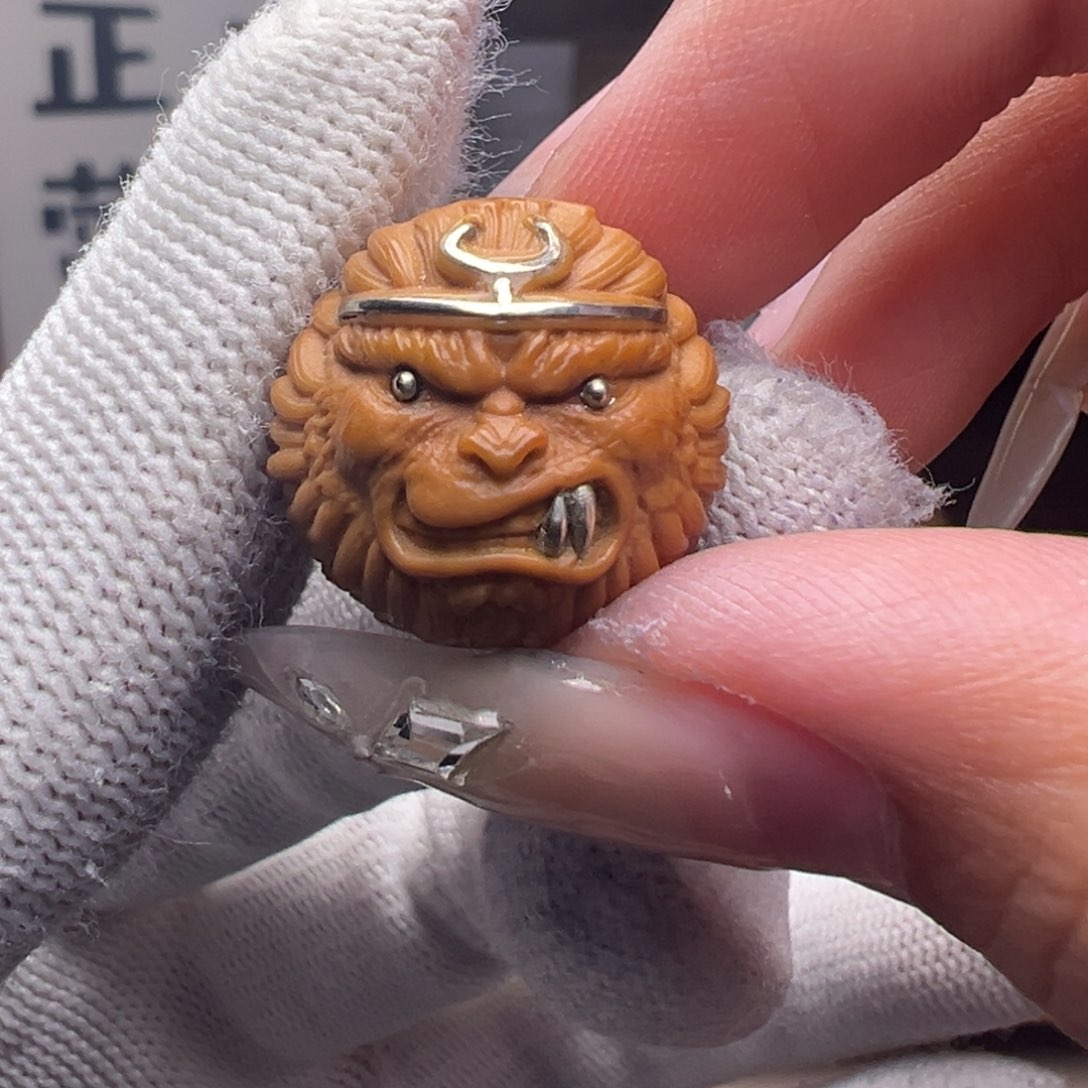 文玩核桃把件镶嵌款金箍大圣18左右尺寸全品有正常封口线