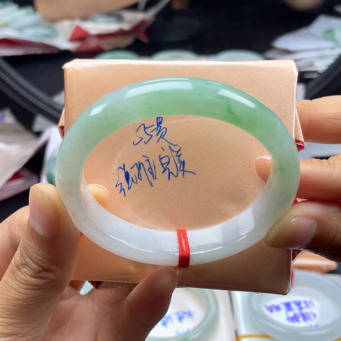 翡翠手镯未镶嵌翡翠手镯2