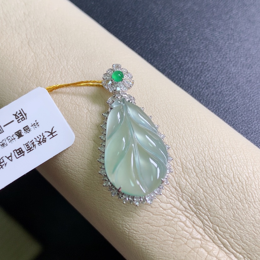 【闪购商品】翡翠颈饰18K金镶嵌叶子