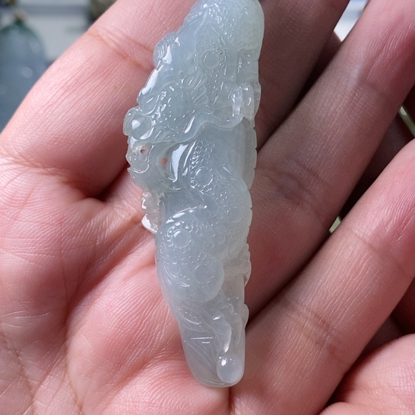 【闪购商品】翡翠未镶嵌颈饰。