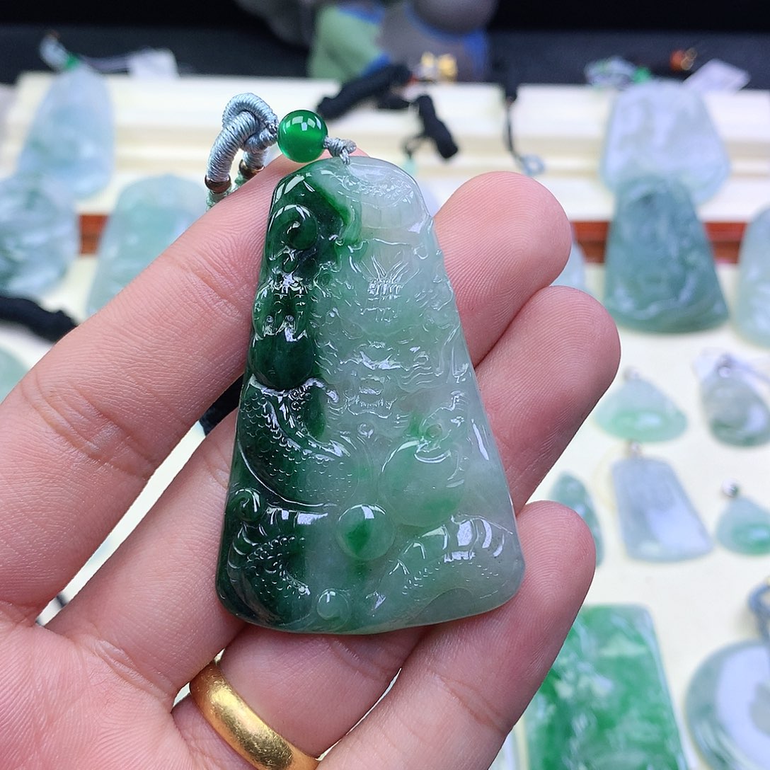 翡翠颈饰未镶嵌吊坠