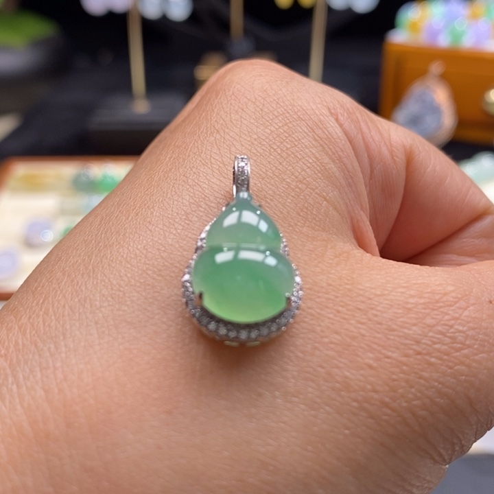 翡翠吊坠(不含链)18K金镶嵌翡翠冰绿葫芦