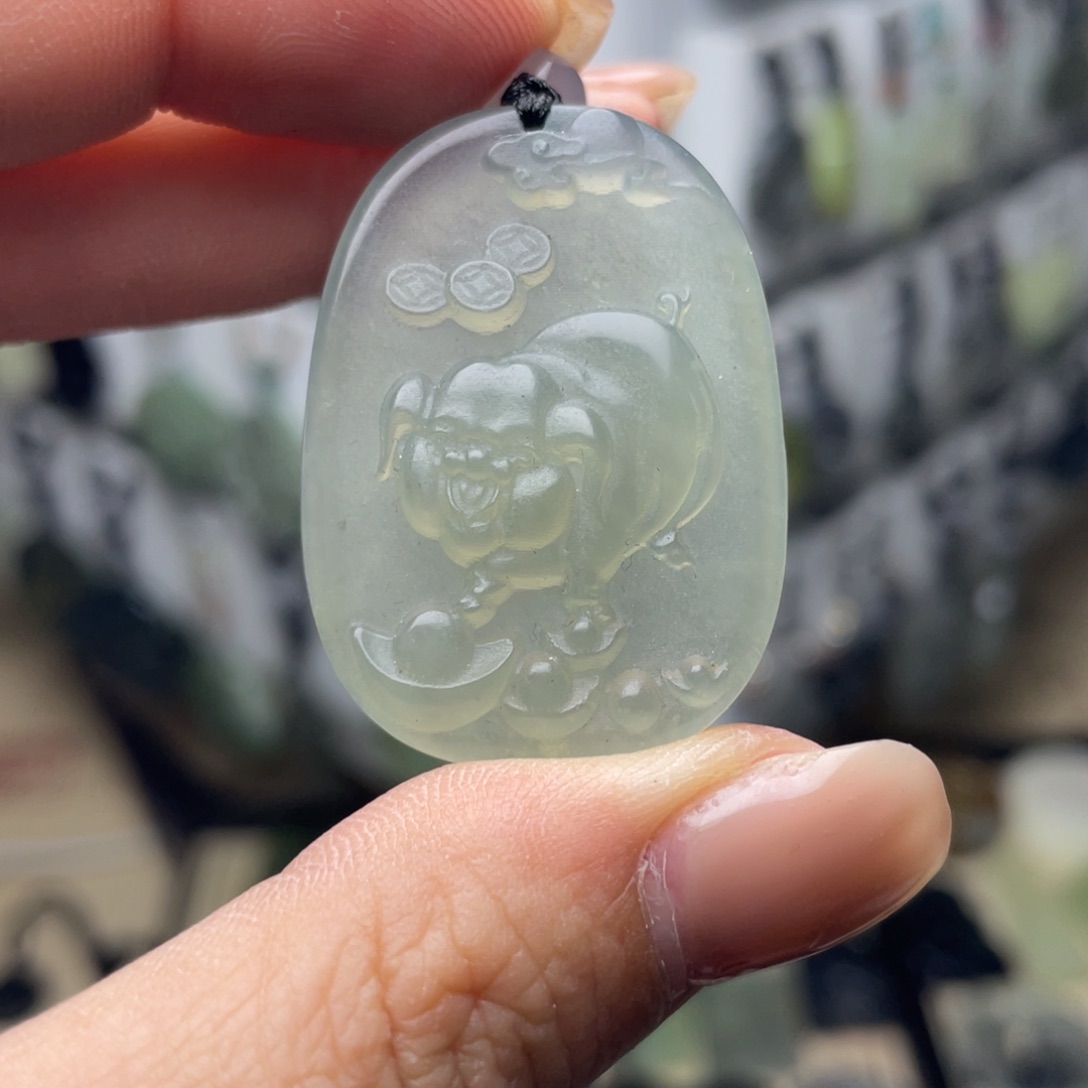 岫玉未镶嵌颈饰猪牌