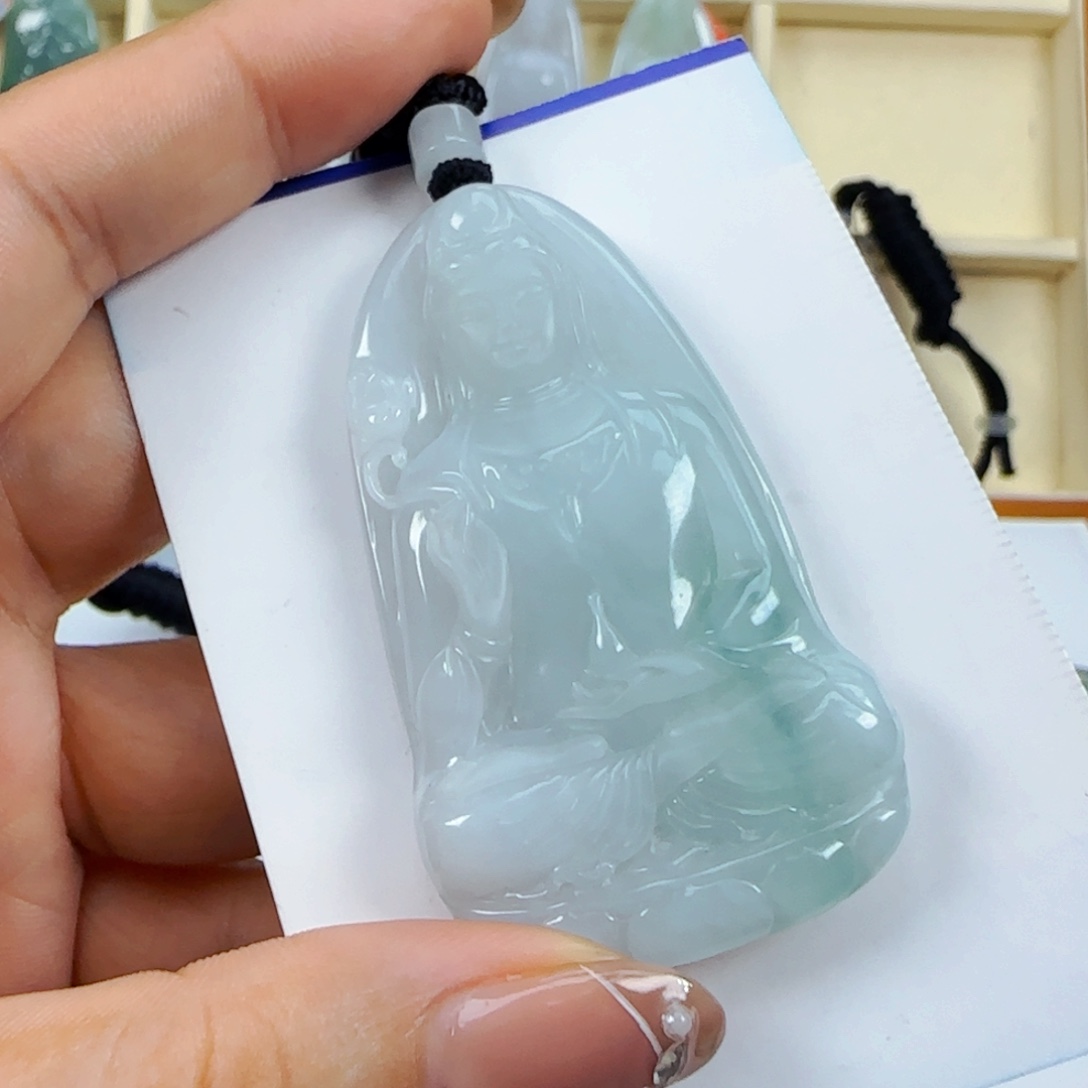 轩***翡翠未镶嵌颈饰  