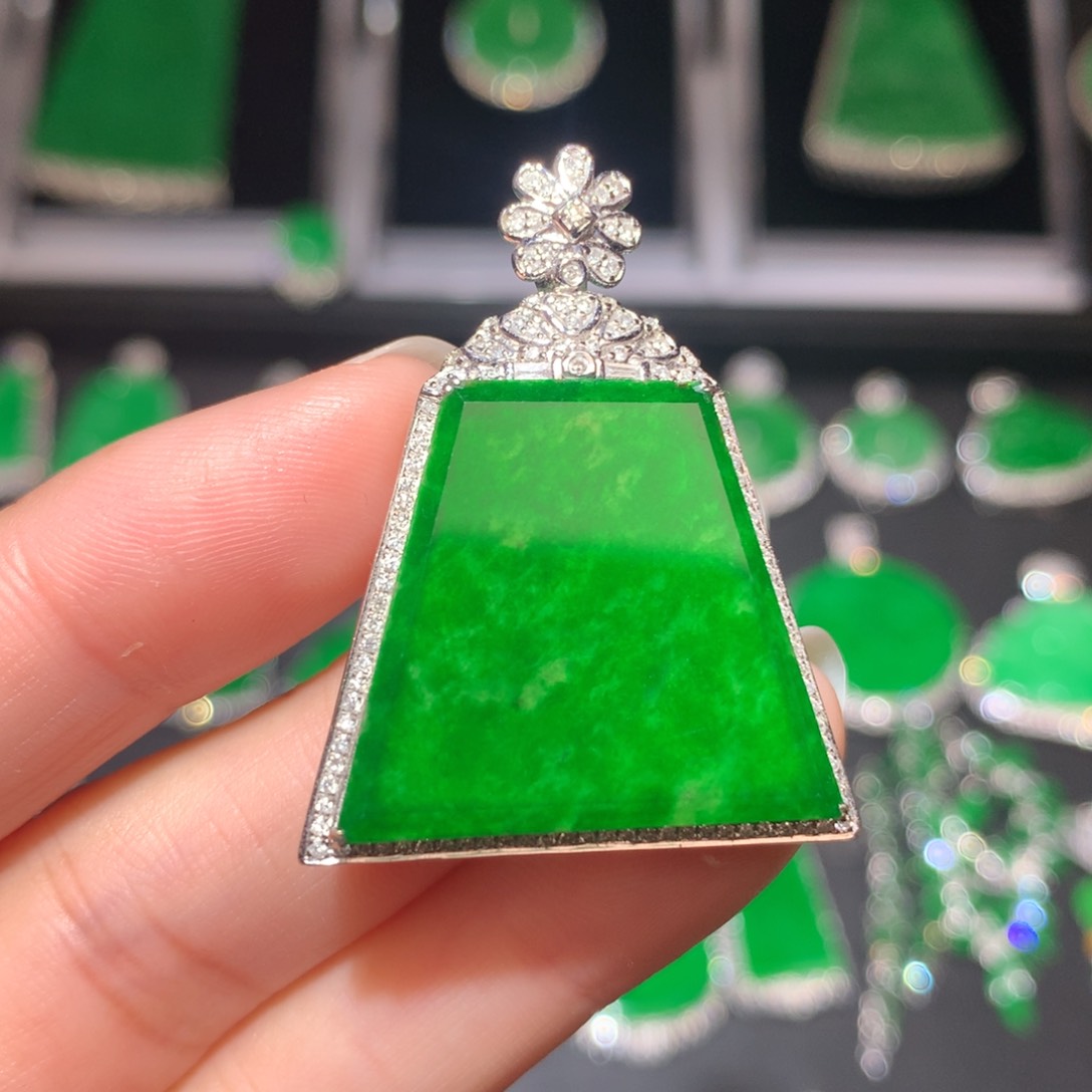 翡翠颈饰18K金镶嵌翡翠