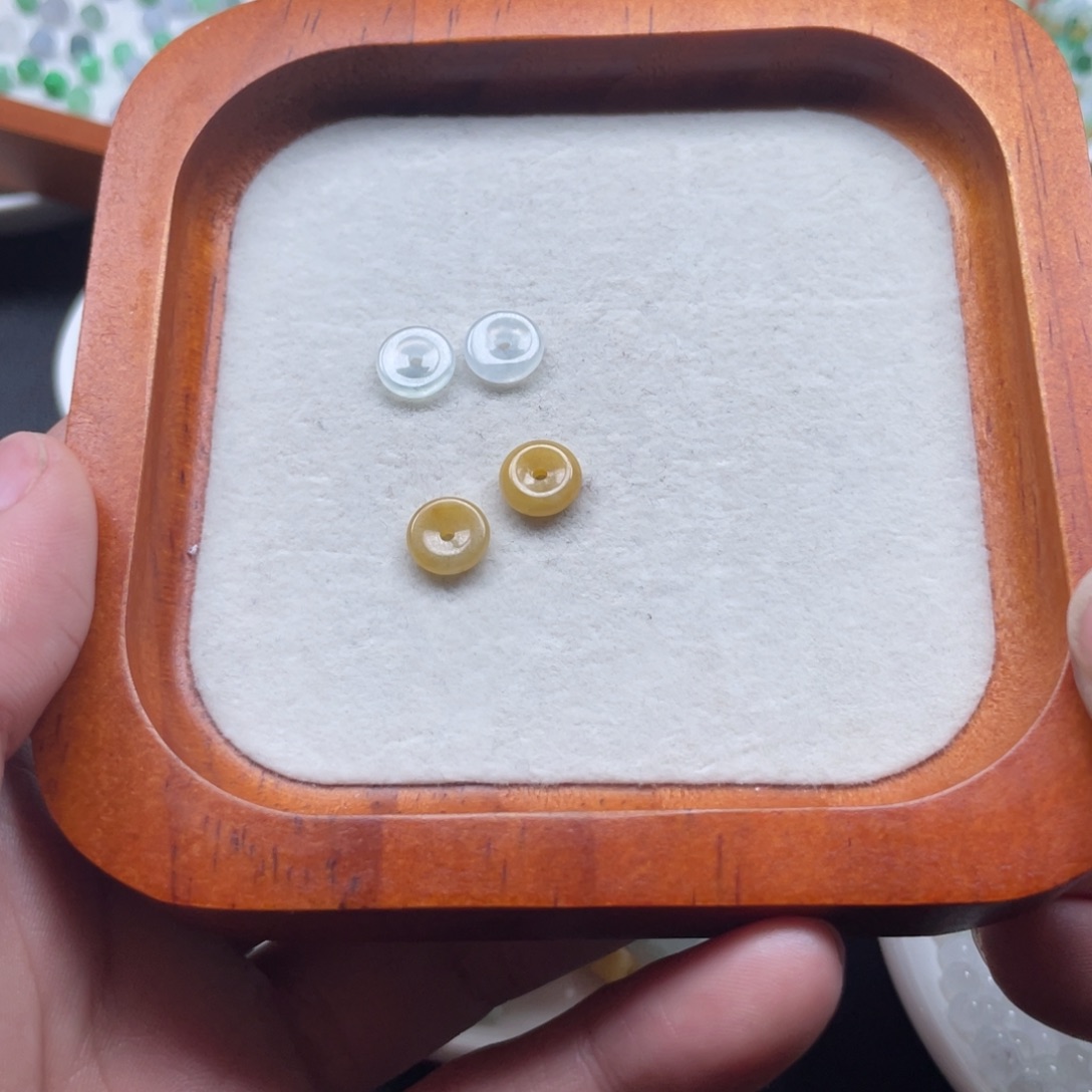 翡翠散珠翡翠小扣卡8。 4颗