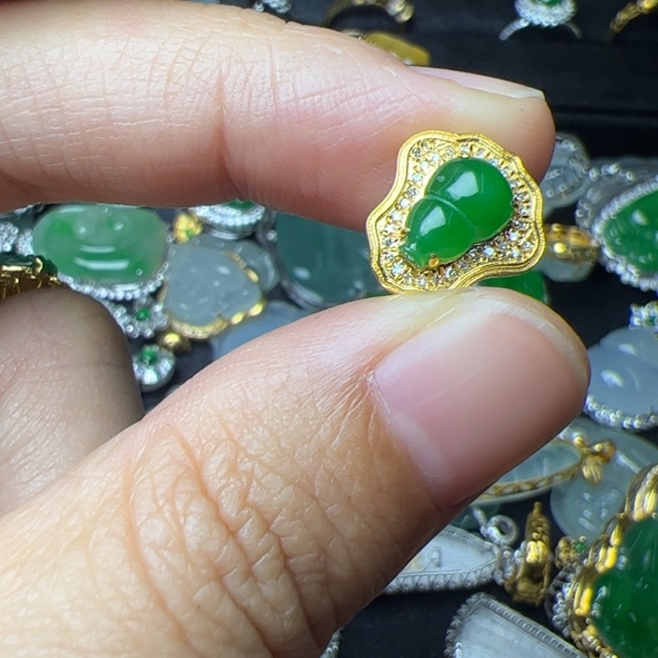 鹿***野翡翠18K金镶嵌吊坠(不含链)