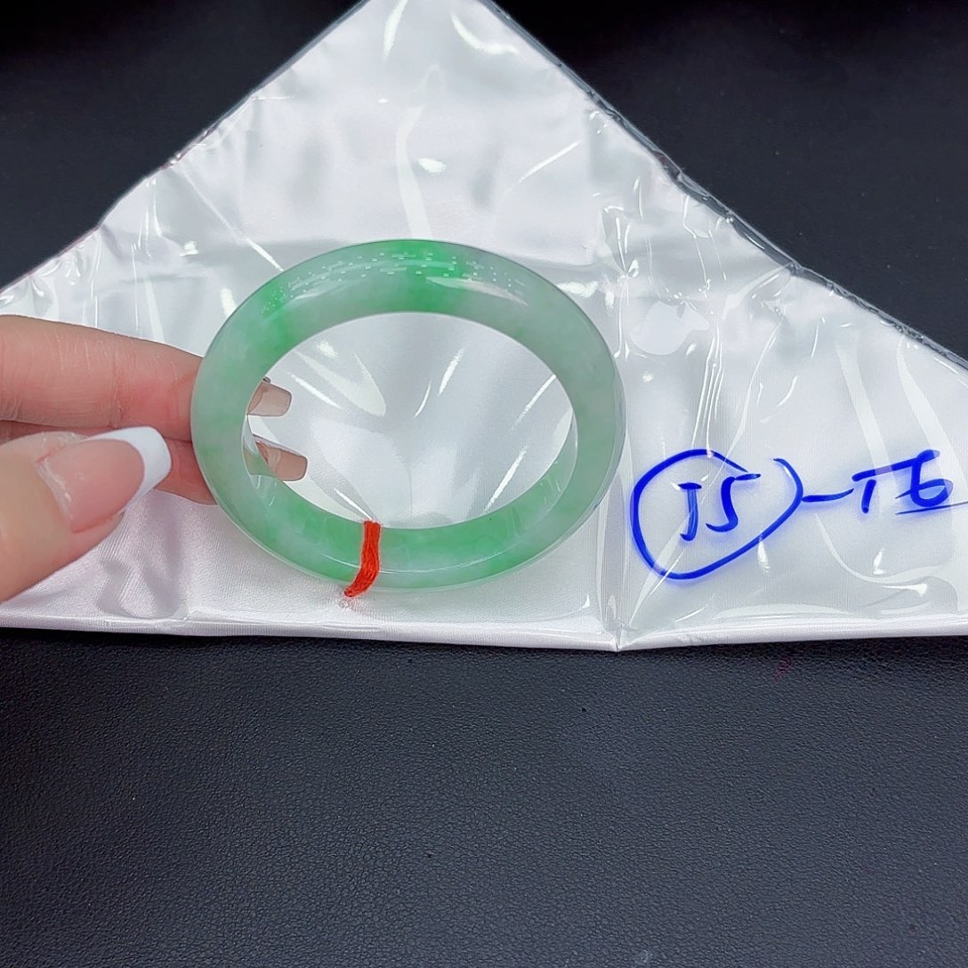 翡翠手镯未镶嵌手镯