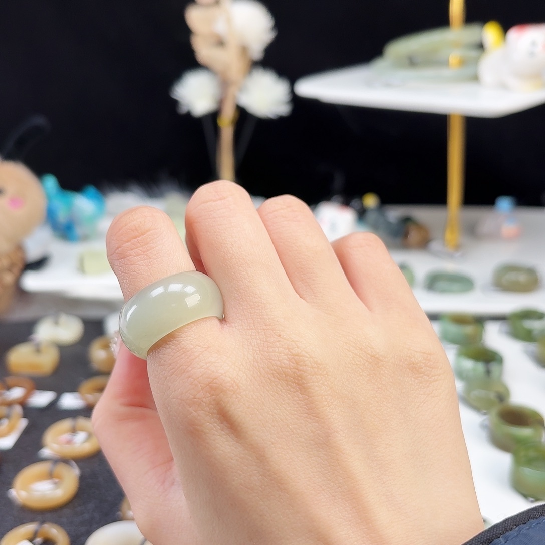 和田玉未镶嵌戒指P35冰晴水渐变墩墩17.9不退换