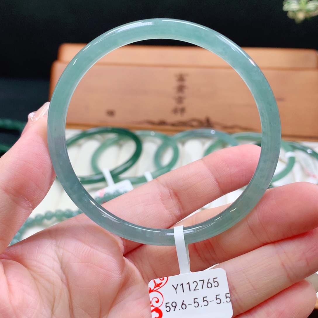 翡翠手镯未镶嵌天然