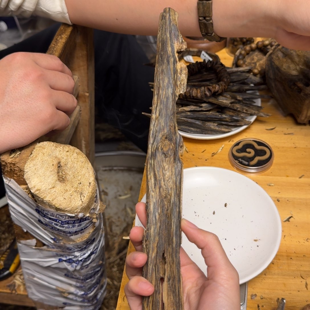 沉香沉香碎屑蓝宝石块料28克