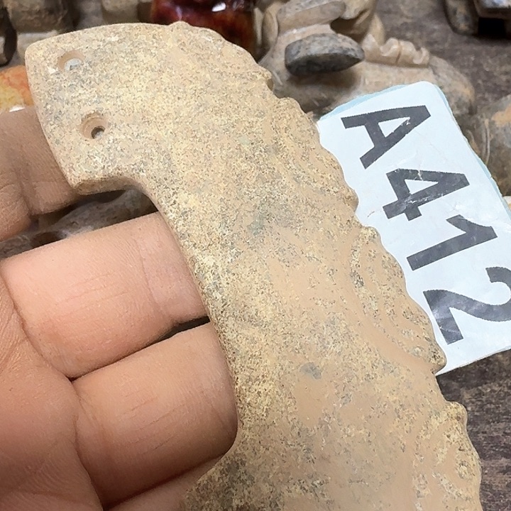 蛇纹石玉颈饰未镶嵌