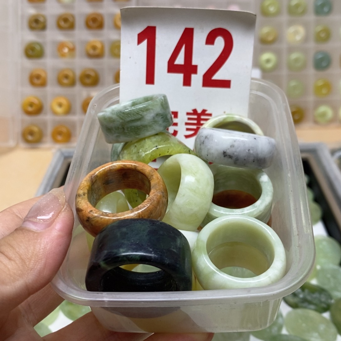 透闪石-蛇纹石玉未镶嵌挂坠 
