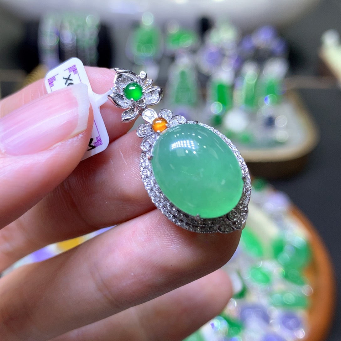 【闪购商品】翡翠颈饰18K金镶嵌翡翠吊坠项链