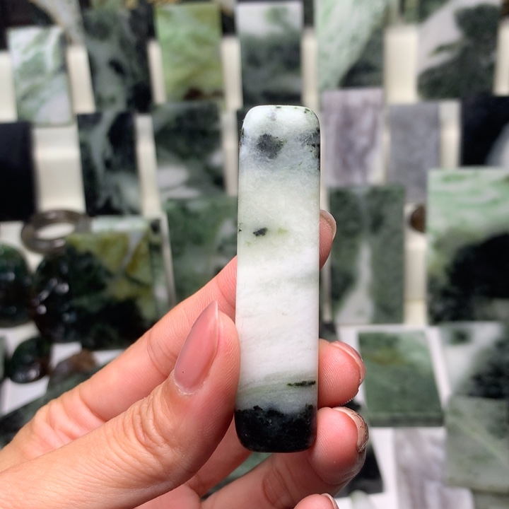 独山玉颈饰未镶嵌