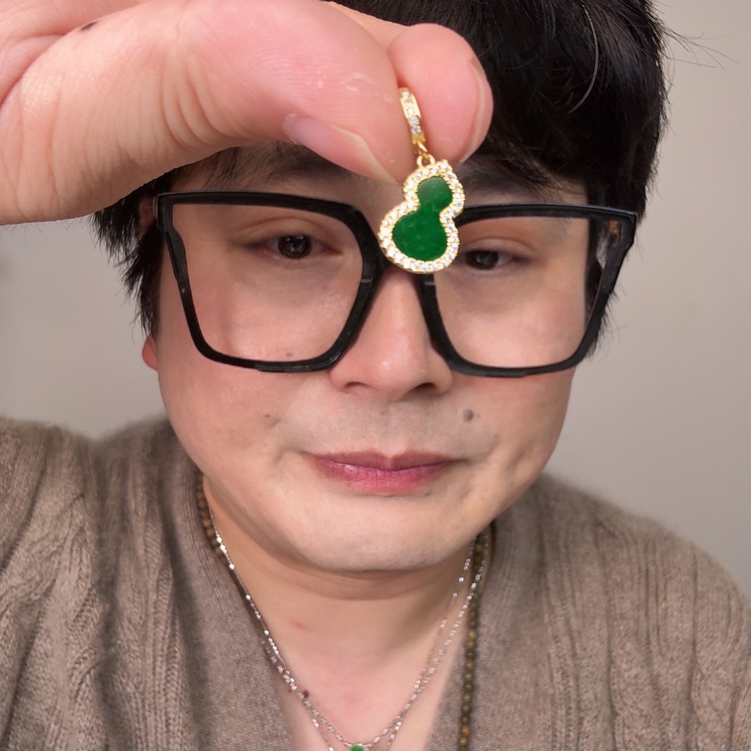 翡翠未镶嵌颈饰一件