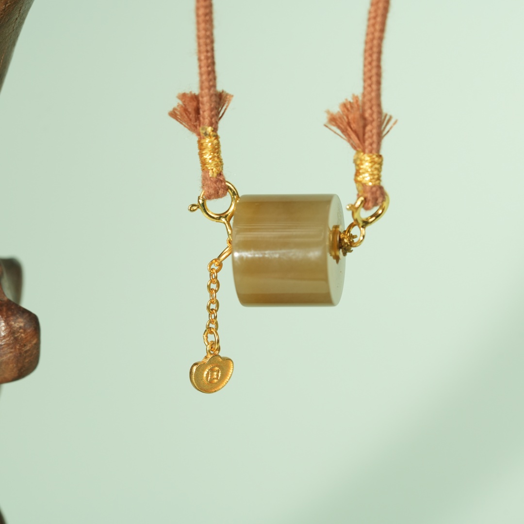 YY003和田玉糖料路路通吊坠