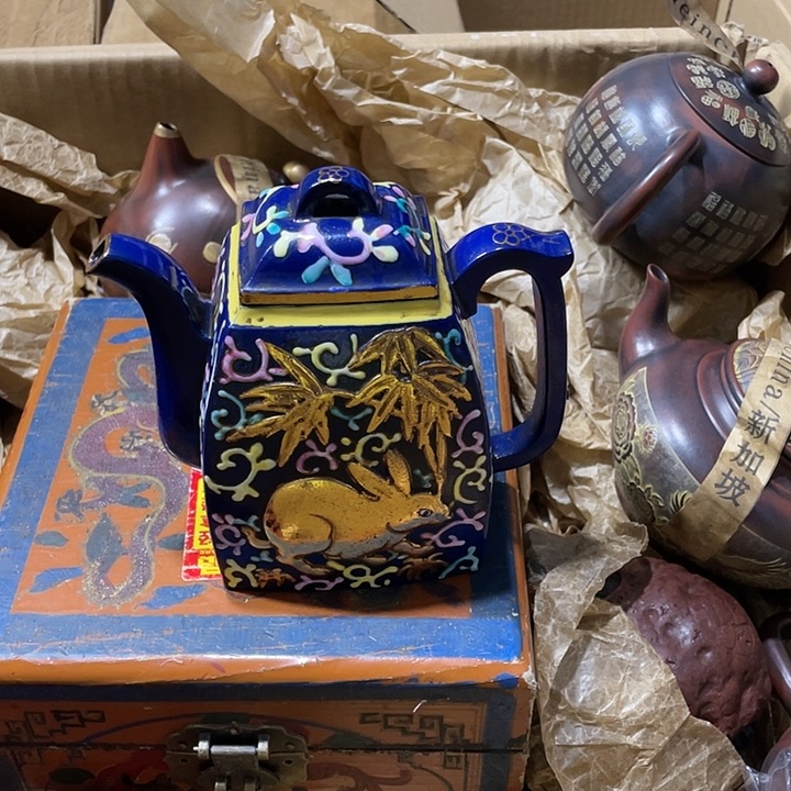 宏***J紫砂茶壶原矿泥料纯手工制作的一把紫砂壶。