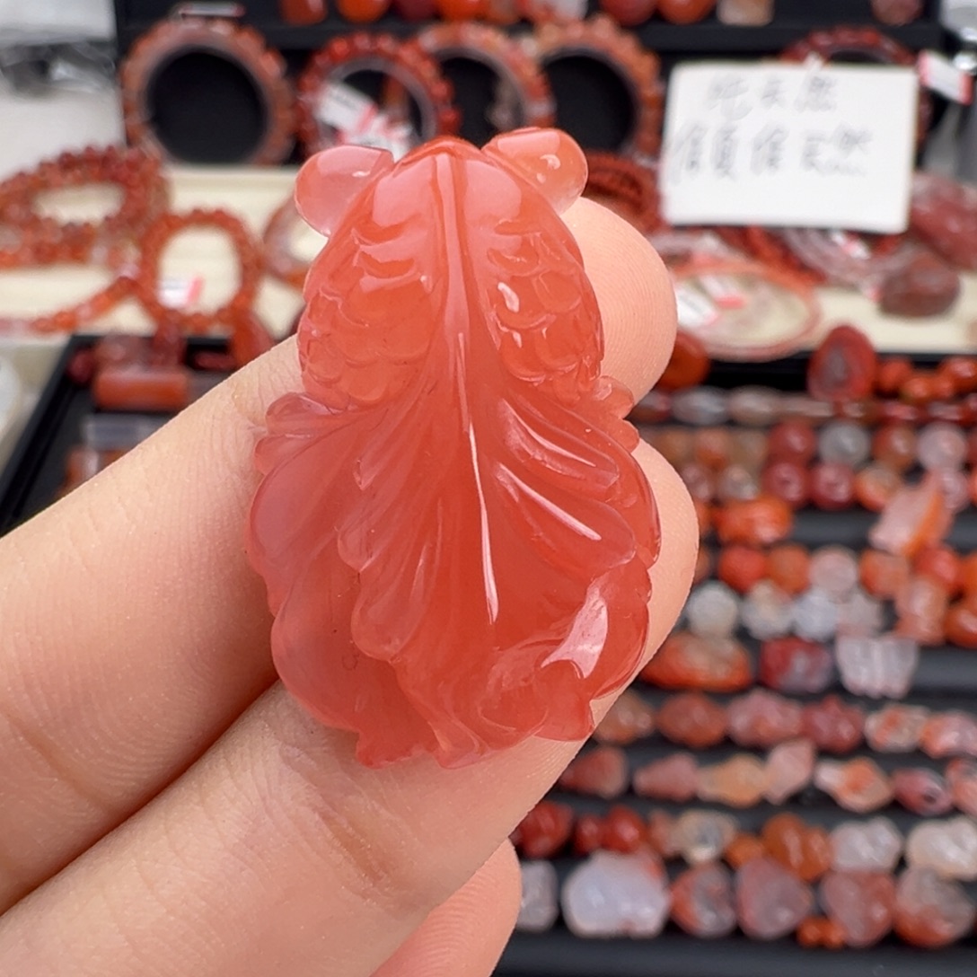 南红玛瑙未镶嵌颈饰金鱼