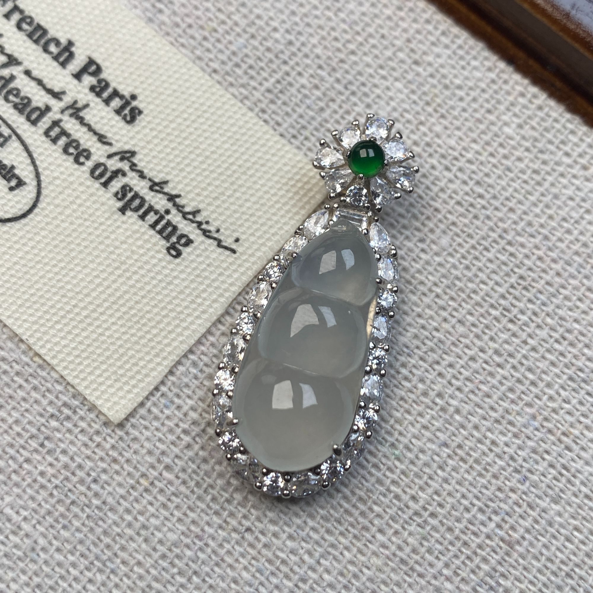 1224（小月源头）高冰种翡翠白冰连中三元豆子吊坠干净肉细荧光足