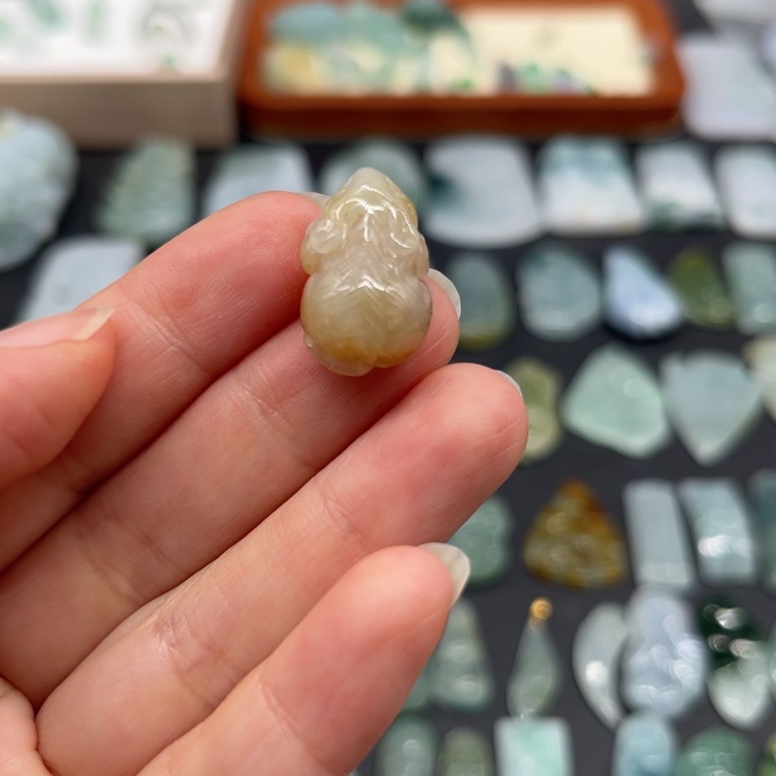 翡翠未镶嵌颈饰老鼠