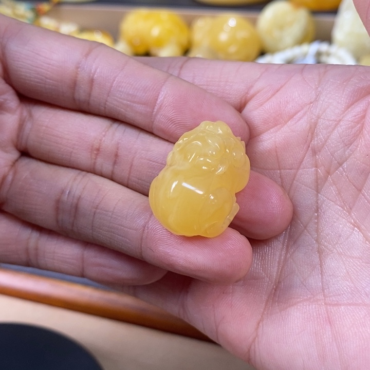 琥珀裸石未镶嵌貔貅