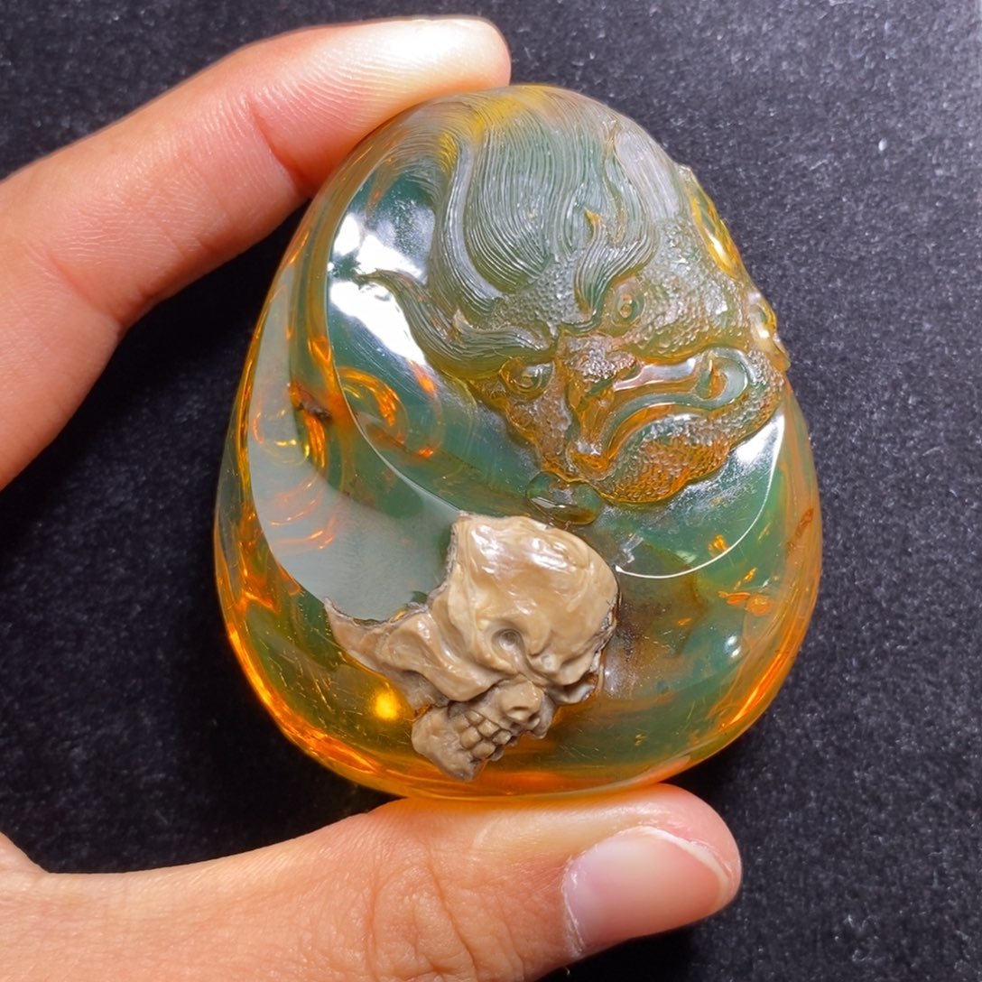 琥珀未镶嵌颈饰40克黄茶绿膜变色龙