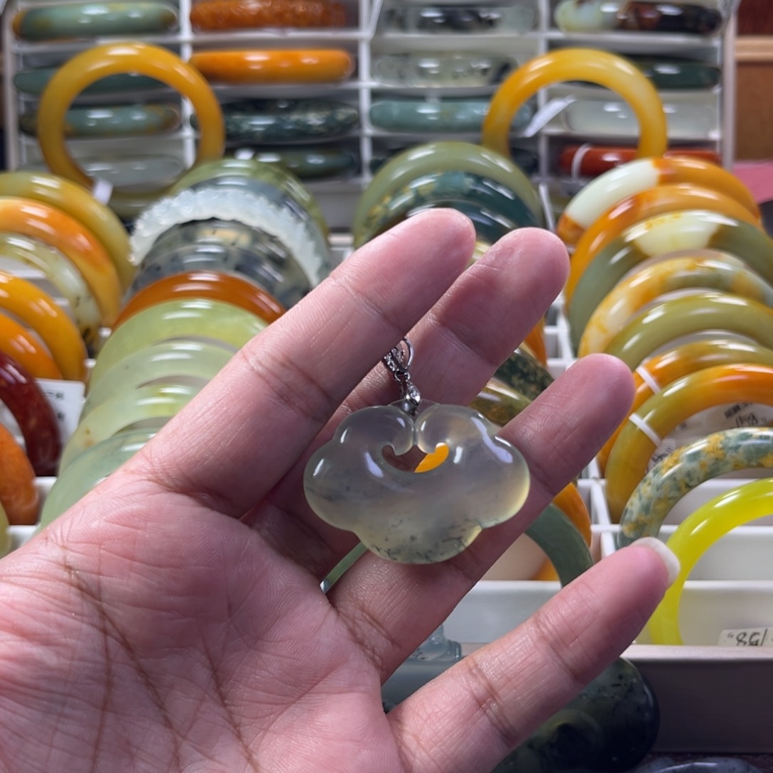 蛇纹石玉颈饰未镶嵌