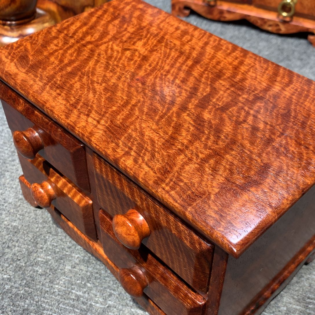 小***学木缅花虎皮纹小柜子