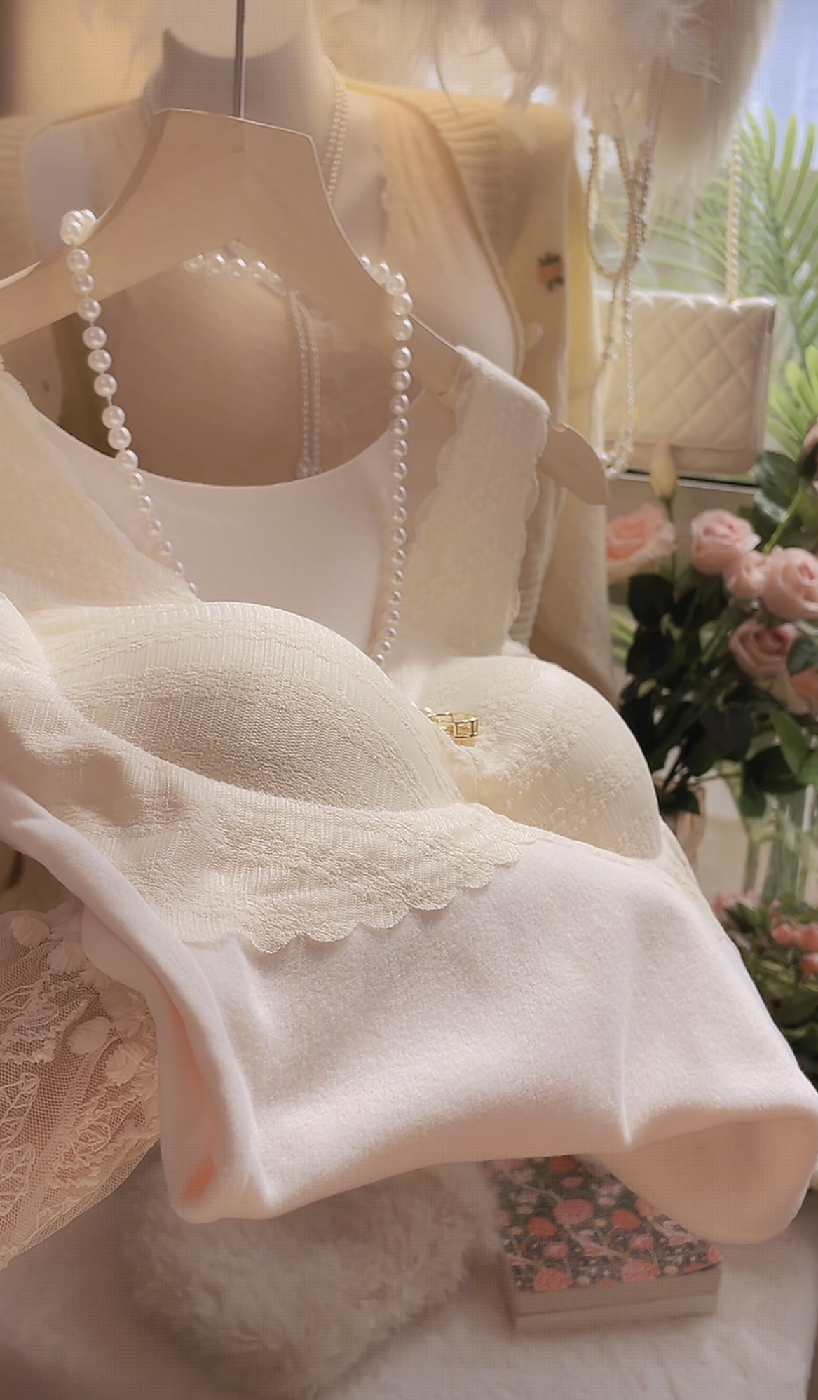 L德绒蕾丝保暖背心女士内衣带胸垫发热加绒无痕加厚防寒打底衫