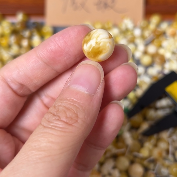 蜜蜡未镶嵌裸石13.5mm一个有坑