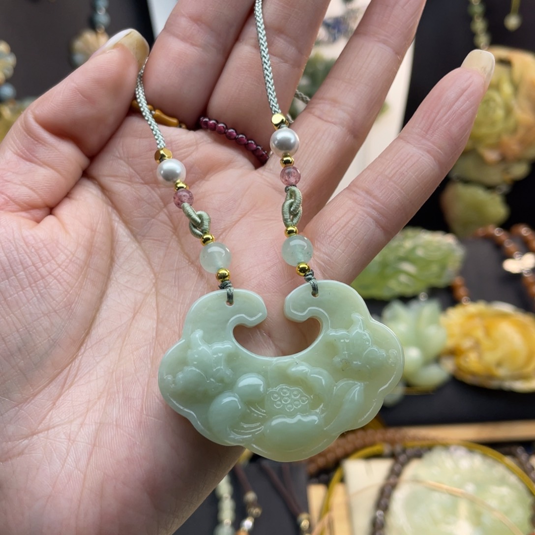 蛇纹石玉颈饰未镶嵌