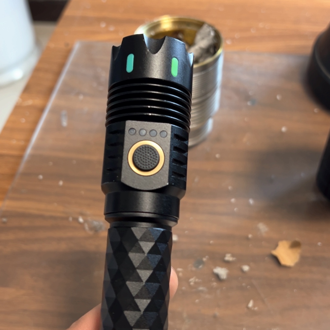 X6强光照射手电筒